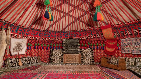 Téléchargez les photos : Vue intérieure d'une yourte, une tente circulaire au Kirghizistan qui fonctionne comme une maison utilisée par les dungans et plusieurs groupes nomades distincts en Asie centrale - en image libre de droit