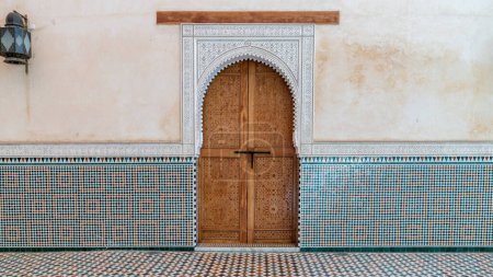 Foto de Meknes, Marruecos - Septiembre 2022: Una puerta tradicional marroquí dentro del mausoleo de Moulay Ismail, lugar de descanso final de Moulay Ismail, un poderoso sultán que gobernó Marruecos durante el siglo XVII. - Imagen libre de derechos