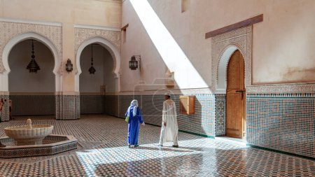 Foto de Meknes, Marruecos - septiembre de 2022: Marroquíes dentro del mausoleo de Moulay Ismail, lugar de descanso final de Moulay Ismail, un poderoso sultán que gobernó Marruecos durante el siglo XVII. - Imagen libre de derechos