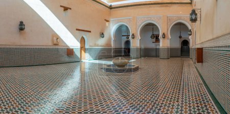 Foto de Meknes, Marruecos - septiembre de 2022: Detalles interiores del mausoleo de Moulay Ismail, lugar de descanso final de Moulay Ismail, un poderoso sultán que gobernó Marruecos durante el siglo XVII. - Imagen libre de derechos