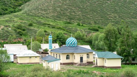 Foto de Paisaje en Kirguistán con una mezquita local que refleja el patrimonio cultural y religioso del país. - Imagen libre de derechos
