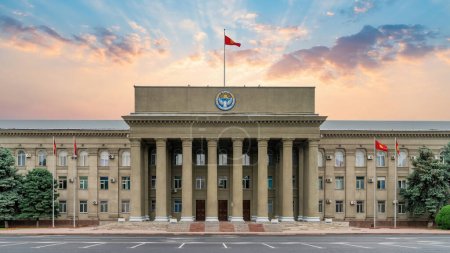 Foto de Bishkek, Kirguistán - Mayo 2022: El Edificio de Gobierno de la República Kirguisa, que alberga la Oficina del Primer Ministro, es un símbolo del poder político y la gobernanza del país. - Imagen libre de derechos