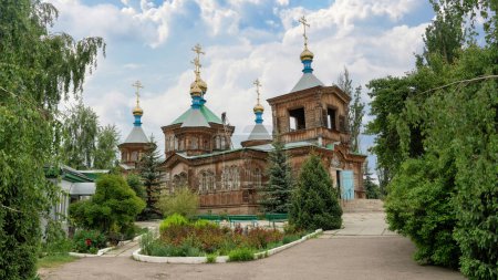 Téléchargez les photos : Karakol, Kirghizistan - Mai 2022 : L'église en bois de Sainte-Trinité est un magnifique exemple de l'architecture orthodoxe russe du XIXe siècle, avec des sculptures en bois complexes et des fresques vibrantes. - en image libre de droit