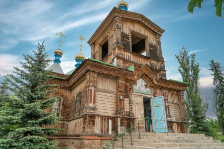 Téléchargez les photos : Karakol, Kirghizistan - Mai 2022 : L'église en bois de Sainte-Trinité est un magnifique exemple de l'architecture orthodoxe russe du XIXe siècle, avec des sculptures en bois complexes et des fresques vibrantes. - en image libre de droit