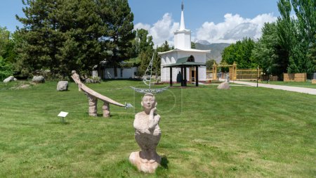 Téléchargez les photos : Cholpon Ata, Kirghizistan - Mai 2022 : Paysages de Rukh Ordo, un complexe culturel et musée en plein air qui réunit religions et traditions dans une célébration de la diversité - en image libre de droit