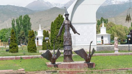 Téléchargez les photos : Cholpon Ata, Kirghizistan - Mai 2022 : Paysages de Rukh Ordo, un complexe culturel et musée en plein air qui réunit religions et traditions dans une célébration de la diversité - en image libre de droit