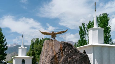 Foto de Cholpon Ata, Kirguistán - Mayo 2022: Paisaje de Rukh Ordo, un complejo cultural y museo al aire libre que reúne religiones y tradiciones en una celebración de la diversidad - Imagen libre de derechos
