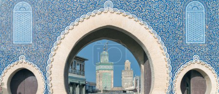 Fes, Marokko - Verziertes Stadttor von Fes el Bali, der Altstadt, genannt Bab Bou Jeloud, ein großes blaues Tor in Fes, Marokko. Es ist wie ein großer Auftritt in der Altstadt.
