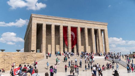 Téléchargez les photos : Ankara, Turquie - 30 août 2019 : personnes visitant Anitkabir, mausolée du leader turc Ataturk. Anitkabir est un grand monument pour Ataturk, qui a commencé le pays. Les gens visitent pour se souvenir de lui. - en image libre de droit