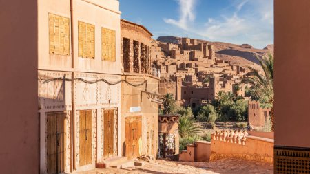 Foto de Ksat ait Ben Haddou pueblo está construido con tierra y arcilla, antigua arquitectura de ladrillo de barro y laberinto de calles estrechas fue una parada en la ruta de la caravana en el desierto del Sahara, Marruecos. - Imagen libre de derechos