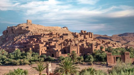 Foto de Ait Ben Haddou es una ciudad fortificada en Marruecos. Es un gran ejemplo de arquitectura de barro barro, un ighrem histórico o ksar a lo largo de la antigua ruta de caravanas entre el Sahara y Marrakech en Marruecos. - Imagen libre de derechos
