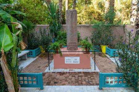 Foto de Marrakech, Marruecos - 16 de septiembre de 2022: Monumento a Yves Saint Laurent y Pierre Berge, dentro del Jardín Majorelle, un jardín botánico diseñado por Yves Saint Laurent - Imagen libre de derechos