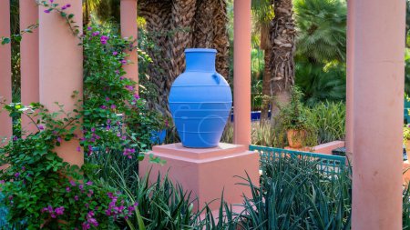 Foto de Marrakech, Marruecos - 16 de septiembre de 2022: Jarrón azul dentro del Jardín Majorelle de Yves Saint Laurent, Casa Oasis, un jardín botánico diseñado por Yves Saint Laurent - Imagen libre de derechos