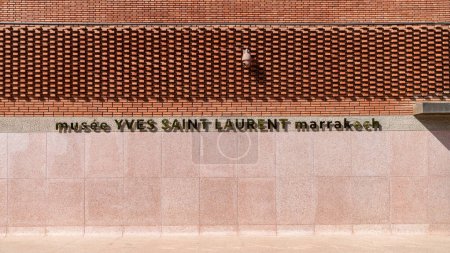 Foto de Marrakech, Marruecos - 16 de septiembre de 2022: Señalización para el museo Yves Saint Laurent, jardín botánico, diseñado por Yves Saint Laurent - Imagen libre de derechos
