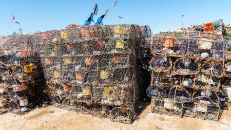 Foto de Trampas para gambas y camarones en el puerto pesquero de Essaouira, Marruecos. Los pescadores colocan estratégicamente las trampas de gambas en el fondo del océano, a menudo cebo para atraer a los langostinos. - Imagen libre de derechos