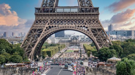 Foto de París, Francia - 12 de septiembre de 2016: Primer plano de la Torre Eiffel con turistas y personas que visitan París con un cielo azul nublado - Imagen libre de derechos