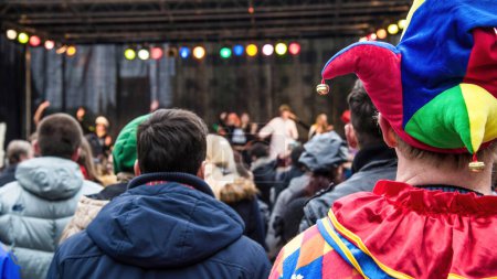 Téléchargez les photos : Munich, Allemagne - 15 février 2023 : Les gens regardent une performance au carnaval Fasching. Les habitants et les touristes se réunissent pour profiter de la musique et des défilés en costumes colorés - en image libre de droit