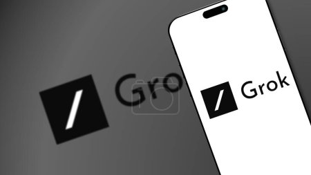 Foto de Estambul, Turquía - 7 de febrero de 2024: logotipo de la marca Grok en la pantalla del teléfono inteligente. Grok, desarrollado por la compañía de Elon Musk xAI, es un bot de IA. Editorial ilustrativo. - Imagen libre de derechos