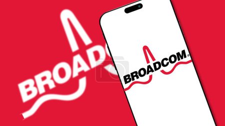 Foto de Estambul, Turquía - 27 de marzo de 2024: logotipo de Broadcom en la pantalla del teléfono inteligente. Broadcom es una empresa de tecnología que diseña y suministra soluciones de software de semiconductores e infraestructura - Imagen libre de derechos