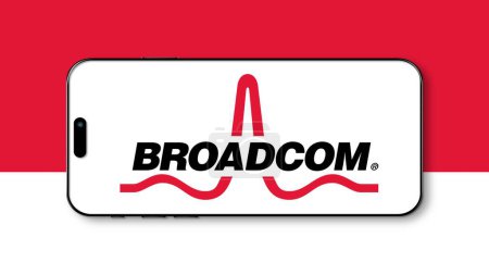 Foto de Estambul, Turquía - 27 de marzo de 2024: logotipo de Broadcom en la pantalla del teléfono inteligente. Broadcom es una empresa de tecnología que diseña y suministra soluciones de software de semiconductores e infraestructura - Imagen libre de derechos