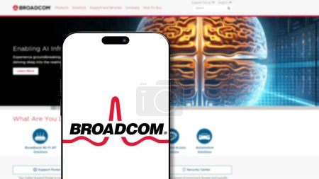Foto de Estambul, Turquía - 27 de marzo de 2024: logotipo de Broadcom en la pantalla del teléfono inteligente con su sitio web en segundo plano. Broadcom es una empresa tecnológica que diseña y suministra soluciones de software de semiconductores - Imagen libre de derechos