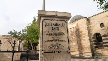 Foto de Gaziantep, Turquía - 15 de octubre de 2022: Monumento a las mujeres mártires de Gaziantep, Sehitler Abidesi en turco. Honra a las valientes almas que sacrificaron sus vidas por la libertad de Turquía - Imagen libre de derechos