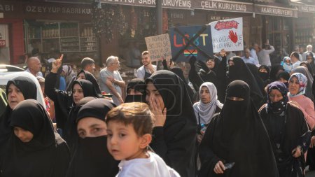 Foto de Sanliurfa, Turquía - 14 de octubre de 2022: Las personas musulmanas religiosas marchan en una manifestación anti-LGBT. Cientos de personas asistieron con letreros que protegen a su familia - Imagen libre de derechos