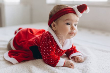 Téléchargez les photos : Portrait d'une drôle de petite fille en vêtements de Noël - en image libre de droit