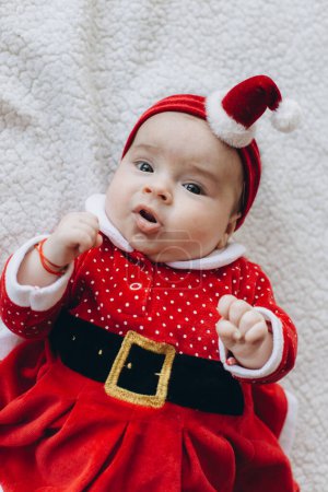 Téléchargez les photos : Portrait d'une drôle de petite fille en vêtements de Noël - en image libre de droit