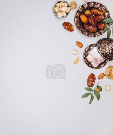 Téléchargez les photos : Table traditionnelle pour le Ramadan. Ensemble de fruits secs, sur la vieille vaisselle islamique, vue de dessus, espace pour copier. - en image libre de droit