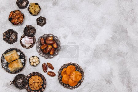 Téléchargez les photos : Table de fête Ramadan kareem Iftar avec divers plats arabes traditionnels de fête, bonbons, dattes. Aïd al-Fitr mubarak grand repas du soir, vue sur le dessus. - en image libre de droit