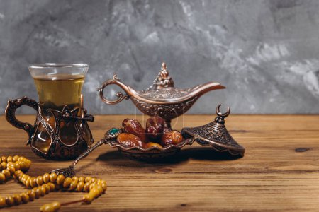 Téléchargez les photos : Concept de ramadan, assiette de dattes douces et une tasse de thé, espace de copie - en image libre de droit