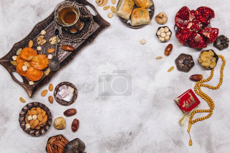Téléchargez les photos : Bannière avec des plats arabes traditionnels et des ensembles de nourriture sur elle, Coran et chapelet. Ramadan vue de dessus de table - en image libre de droit