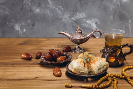 Téléchargez les photos : Concept de ramadan, tasse de thé, assiette de dattes douces et de baklava, espace de copie - en image libre de droit
