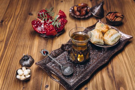 Téléchargez les photos : Ramadan vue de dessus de table. Bannière avec des plats arabes traditionnels, une tasse de thé et des ensembles alimentaires - en image libre de droit