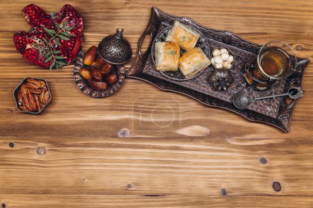 Téléchargez les photos : Ramadan vue de dessus de table. Bannière avec des plats arabes traditionnels, une tasse de thé et des ensembles alimentaires - en image libre de droit
