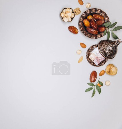 Téléchargez les photos : Table traditionnelle pour le Ramadan. Ensemble de fruits secs, sur la vieille vaisselle islamique, vue de dessus, espace pour copier. - en image libre de droit