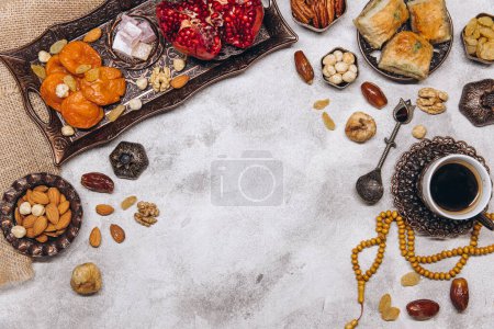 Téléchargez les photos : Bannière avec des plats arabes traditionnels et des ensembles de nourriture sur elle, Coran et chapelet. Ramadan vue de dessus de table - en image libre de droit