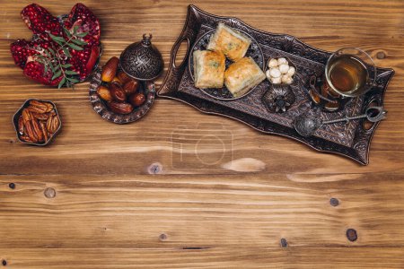 Foto de Vista superior de la mesa de Ramadán. Banner con platos árabes tradicionales, taza de té y juegos de alimentos - Imagen libre de derechos