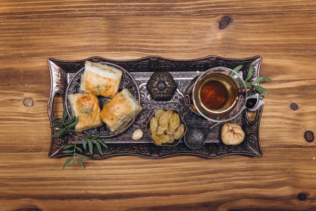 Téléchargez les photos : Ramadan vue de dessus de table. Bannière avec tasse traditionnelle de thé, plats et ensembles de nourriture - en image libre de droit