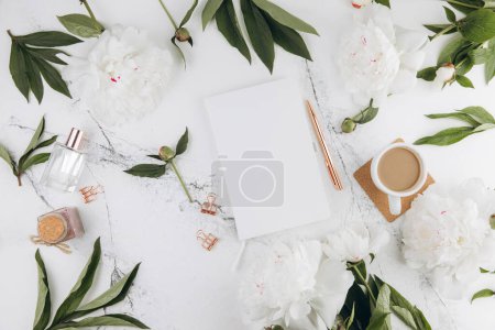 Foto de Mesa de mármol de las mujeres, diario mockup peonías blancas y café alrededor, acostado plano - Imagen libre de derechos