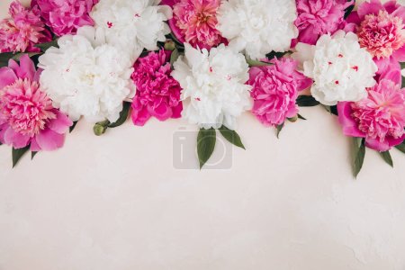 Foto de Composición de flores. Frontera hecha de flores de peonía rosa y blanca sobre fondo pastel. Acostado. Vista superior con espacio de copia - Imagen libre de derechos