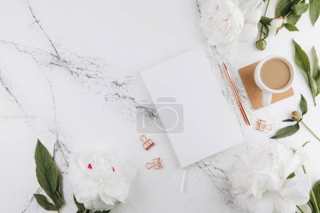 Téléchargez les photos : Table en marbre pour femme, maquette de journal, pivoines blanches et café autour, couchage plat - en image libre de droit