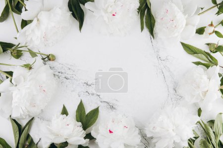 Téléchargez les photos : Pivoines blanches sur fond de marbre blanc, espace de copie, plat, carte de vœux. - en image libre de droit