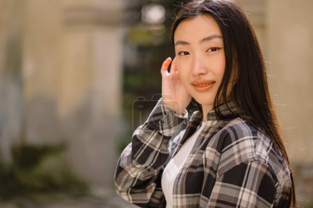 Foto de Retrato de una hermosa mujer coreana. Mujer asiática en ropa casual estilo de vida. - Imagen libre de derechos