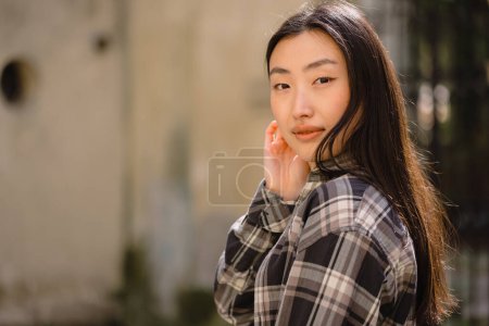 Foto de Retrato de una hermosa mujer coreana. Mujer asiática en ropa casual estilo de vida. - Imagen libre de derechos