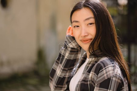 Téléchargez les photos : Portrait d'une belle Coréenne. Asiatique femme dans casual vêtements style de vie. - en image libre de droit