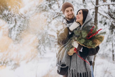 Téléchargez les photos : Joli jeune couple amoureux de bouquet de pins passer du temps le jour de la Saint-Valentin dans la forêt enneigée d'hiver dans les montagnes - en image libre de droit