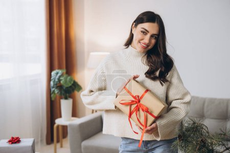 Téléchargez les photos : Femme enveloppant cadeaux de Noël cadeaux - en image libre de droit