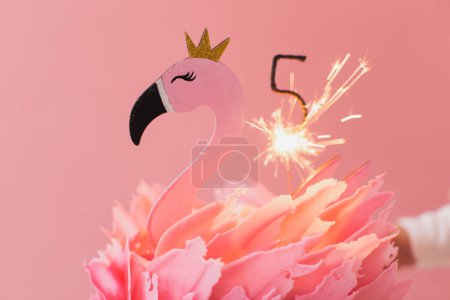 Téléchargez les photos : Mignon gâteau rose avec flamant rose sur papier rose et fond de ballons en studio - en image libre de droit